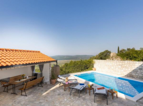 Apartment Source with Private Pool